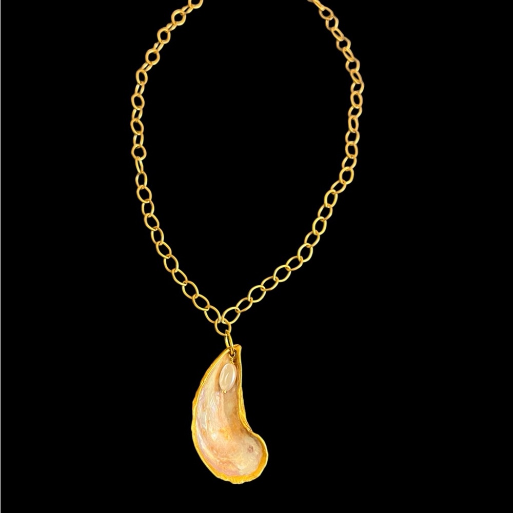 Gold Chain Necklace with Seashell Pendant